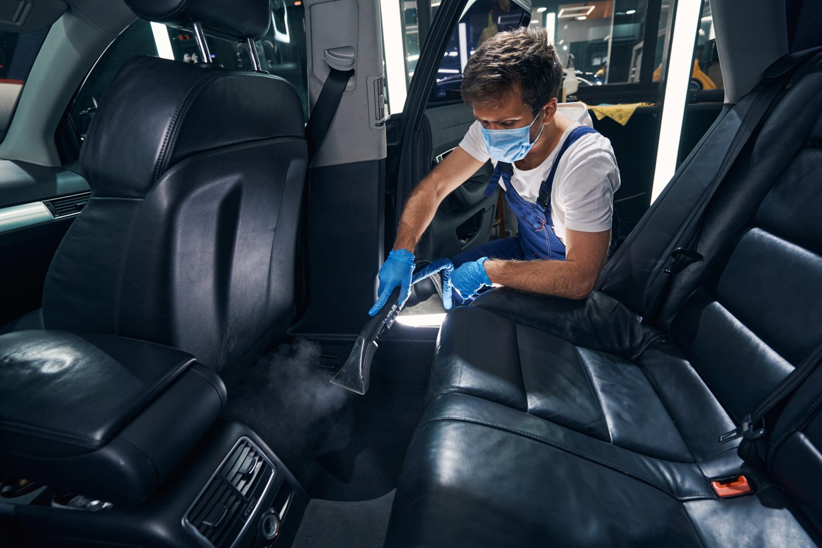 Homme nettoyant l'intérieur de voiture